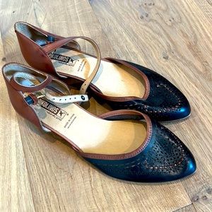 Pikolinos stacked kitten heel black & tan shoes with buckle. Gently worn size 40